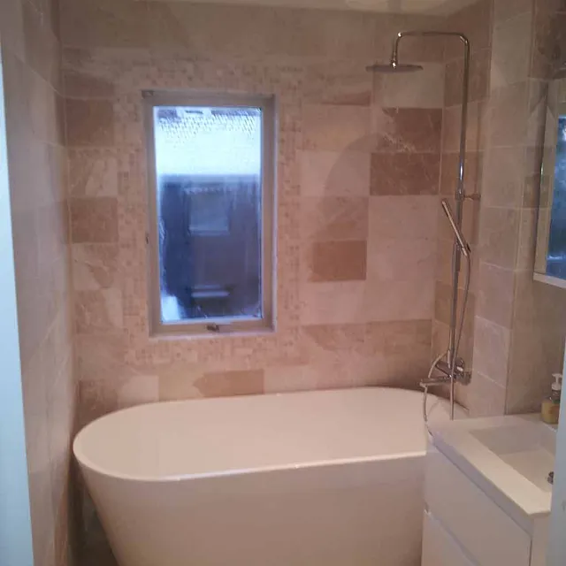 Renovert bad med fliser i ulike beigetoner